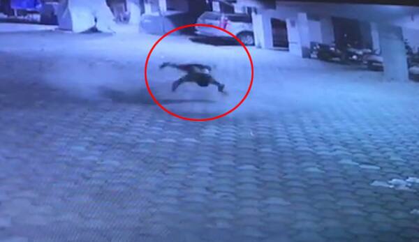 ઘરમાંથી પોલીસને પાર્થે લખેલી સૂસાઈડ નોટ મળી આવી છે. જેમાં તેણે ‘મારૂ માનસિક સંતુલન બરાબર નથી મને ખરાબ વિચારો આવે છે એટલે આપઘાત કરૂ છું’ તેવું લખેલું હતું. બનાવ અંગે ચોક બજાર પોલીસે અકસ્માત મોતની નોંધ કરી વધુ તપાસ હાથ ધરી છે.