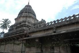 આ સિવાય આ મંદિરમાં જીન્સ પેન્ટ સિવાય ટી-શર્ટ, હેટ, કેપ અને કોટ પહેરીને પ્રવેશ કરવાની પણ મનાઇ છે. પુરુષો ધોતી અને મહિલાઓ સાડી પહેરીને મંદિરમાં જઈ શકે છે. મહિલા પણ જીન્સ પહેરીને પ્રવેશ કરી શકશે નહીં.