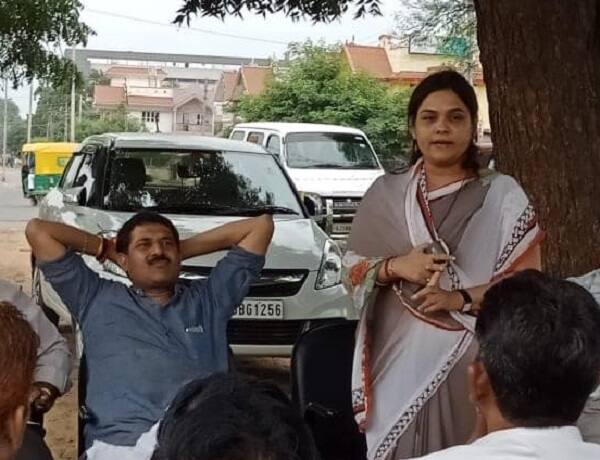 સામાપક્ષે ઈજાગ્રસ્ત નારણસિંહની ફરિયાદ મુજબ તે ચાર દિવસ પહેલાં નવરાત્રીનો સામાન ખરીદવા દહેગામ આવ્યા હતા ત્યારે આશિષ હોટલ સામે ગાડીમાં આવેલા લાલ રાઠોડે નારણસિંહને કહ્યું હતું કે, તારો શેઠ કિરીટસિંહ તારા ગામના રણવીરસિંહ પાસે અગાઉના પૈસા આપી દીધા હોવા છતાં કેમ બાકી કાઢે છે. મારી પત્ની કામિનીબા સાથે વાતચીત થઈ છે. 