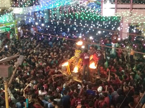 દર વર્ષની જેમ આ વર્ષે પણ નોમના દિવસે વણકરભાઇઓ ગામમાંથી ખીજડાનું વૃક્ષ કાપીને લઈ આવ્યા હતા અને ત્યારબાદ સુથારભાઇઓએ પલ્લી તૈયારી કરી હતી. આ ઉપરાંત કુંભાર, માળી, પિંજારા, પંચોલી, ચાવડા, ત્રિવેદી, પટેલ દરેક સમાજ એક યા બીજી રીતે જવાબદારી સાથે સંકળાયેલા હોય છે. ગામના 27 ચકલાઓ આગળથી આ પલ્લી પસાર થઈ હતી.