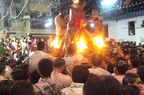 પલ્લીની સૌ પ્રથમ જ્વાળા અને ખીજડાના પૂજનથી શરૂઆત કરવામાં આવે છે. પલ્લી મંદિરમાંથી નીકળીને ચોકમાં આવે એટલે તેના પર ઘી રેડવાનું શરૂ કરવામાં આવે છે. અહીં બાળકોને પલ્લીમાં માથા ટેકવાય છે. 