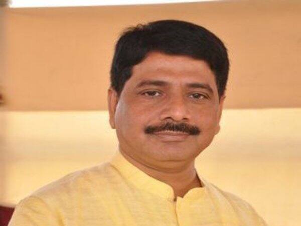 ગુજરાતમાં એનસીપીને કોંગ્રેસ બે બેઠકો આપશે ને તેમાં એક બેઠક સાબરકાંઠા હશે ત્યારે બાપુ પોતાના પુત્રને મેદાનમાં ઉતારશે એ નક્કી છે. શંકરસિંહ વાઘેલા 2009માં સાબરકાંઠા બેઠક પરથી જીત્યા હતા પણ 2014ની ચૂંટણીમાં દીપસિંહ સામે હારી ગયા હતા. હવે મહેન્દ્રસિંહ બાપુના ગઢને પાછો લાવવા મેદાનમાં ઉતરશે.