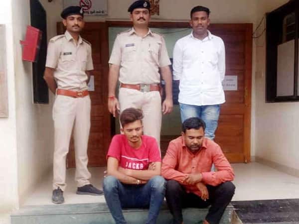 જે વાયરલ ન થવા દેવા હોય તો બધું પતાવવા રૂપિયા બે કરોડ આપવા પડશે. આમ સ્વામીસૂર્યપ્રકાશદાસજીના મહિલા સાથેના ફોટાને લઇને બન્ને સ્વામી પાસેથી આ શખ્સોએ રૂપિયા 2 કરોડની ખંડણી મંગાઈ હતી. જે અંગે પોલીસે ગુનો નોંધ્યો છે. જોકે પોલીસે બન્ને આરોપીઓની ધરપકડ કરી લીધી છે. 