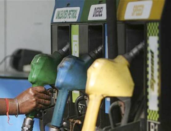  ચેન્નાઇમાં ઇંધણના ભાવમાં ઘટાડો થવાથી લોકોએ રાહતનો શ્વાસ લીધો છે. ચેન્નાઇમાં શુક્રવારે પેટ્રોલ 85.63 પ્રિત લિટર અને ડીઝલ 79.82 રૂપિયા પ્રતિ લિટરે પહોંચ્યું છે. અન્ય શહેરમાં પેટ્રોલ ડીઝલની કિંમતની વાત કરીએ તો, અમદાવાદમાં પેટ્રોલ રૂ.79.71, ડીઝલ રૂ.78.89, સુરતમાં પેટ્રોલ રૂ.79.66, ડીઝલ રૂ.78.90, રાજકોટમાં પેટ્રોલ રૂ.79.47, ડીઝલ રૂ.79.00, વડોદરામાં પેટ્રોલ રૂ.79.32, ડીઝલ રૂ.78.60, જામનગરમાં પેટ્રોલ રૂ.79.57, ડીઝલ રૂ.78.79, છોટા ઉદેપુરમાં પેટ્રોલ રૂ.79.86, ડીઝલ રૂ.79.14, દાહોદમાં પેટ્રોલ રૂ.80.49, ડીઝલ રૂ.79.86 છે. 