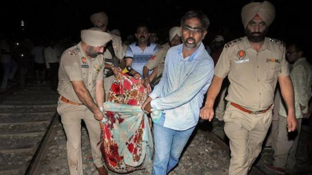  પોલીસે જણાવ્યા અનુસાર 50 લોકોના મોતની પુષ્ટી થઈ છે. મૃતકોની સંખ્યા વધે તેવી આશંકા છે. આ ઘટના ત્યારે બની જ્યારે લોકો રેલવે ટ્રેક પાસે ઉભા રહીને દશેરાનો ઉત્સવમાં મગ્ન હતા. ત્યારે પાટા પર બન્ને બાજુથી ટ્રેનો આવી ગઈ, જેણે અનેક લોકોના જીવ લઈ લીધા. 