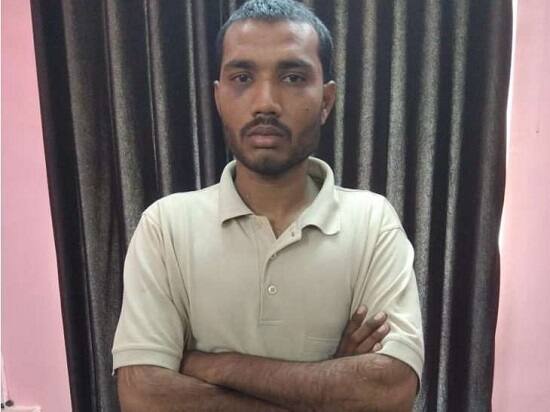 રાજકોટ: રાજકોટના લોધીકા તાલુકાના મેટોડા પાસે બુધવારે રાત્રે ખાંટ યુવાનની છરીના 11 ઘા ઝીંકી અને બે કલાક બાદ ગોંડલ રોડ ઉપર કોઠારીયા સોલ્વન્ટમાં રહેતા પરપ્રાંતીય મુસ્લિમ યુવાનને છરીના ઘા ઝીંકી હત્યા કરવાના ગુનામાં લોધીકા પોલીસ અને રાજકોટ ક્રાઈમ બ્રાંચે બેવડી હત્યામાં સંડોવાયેલા બન્ને આરોપીની ધરપકડ કરી હતી. જેમાં મૃતકોને એક આરોપીની પ્રેમિકા અને બીજાની સાસુ સાથે અનૈતિક સંબંધ હોવાથી બન્નેએ સાથે મળી બે કલાકમાં જ બેવડી હત્યા કરી હતી.