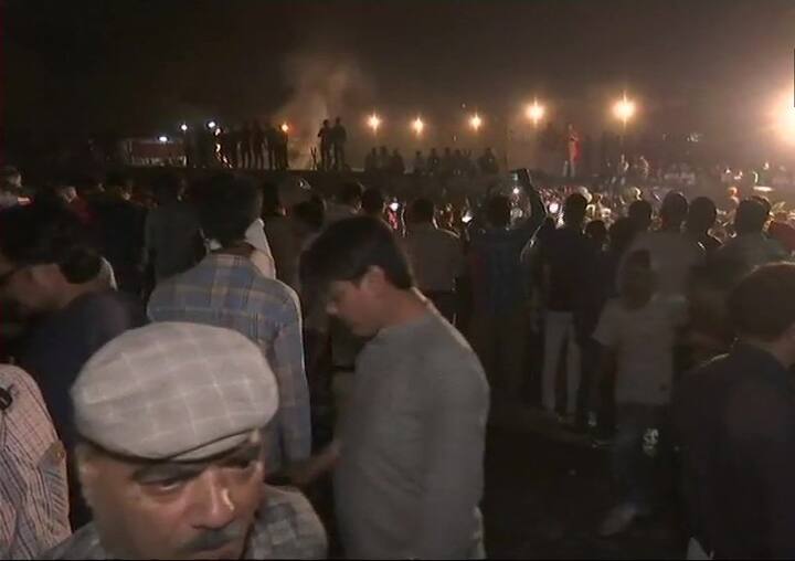  આ ઘટના પર વડાપ્રધાન મોદી અને કૉંગ્રેસ અધ્યક્ષ રાહુલ ગાંધી સહિત અનેક નેતાઓએ શોક વ્યક્ત કર્યો છે. ગૃહમંત્રી રાજનાથ સિંહે શોક વ્યક્ત કરતા કહ્યું કે, તહેવાર સમયે આવી દુર્ઘટના ખૂબજ દુખભરી છે. અમૃતસર ટ્રેન દુર્ઘટનાની જાણ થતા રેલવે મંત્રી પીયૂષ ગોયલ પોતાની અમેરિકા યાત્રા કેન્સલ કરી પરત આવી રહ્યા છે.