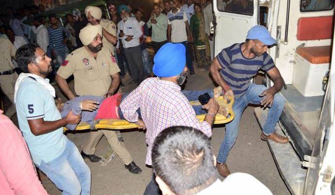 આ કાર્યક્રમમાં હાજર નવજોત કૌર આ વિસ્તારમાંથી ધારાસભ્ય રહ્યા હતા. હાલ તેમના પતિ અને પંજાબ સરકારના મંત્રી નવજોત સિંહ સિદ્ધુ અહીંયાથી મંત્રી છે. પોસ્ટરમાં બંને નેતાઓને મુખ્ય અતિથિ ગણાવાયા છે. 