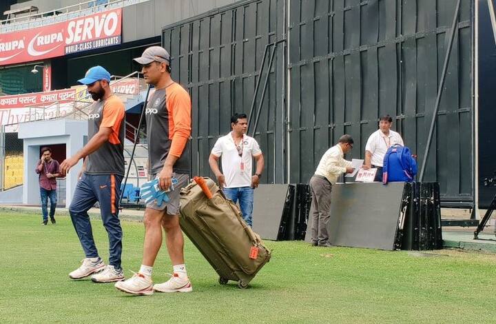 નવી દિલ્હીઃ ટેસ્ટ શ્રેણીમાં પ્રવાસી ટીમ વેસ્ટ ઈન્ડિઝનો 2-0થી વ્હાઇટ વોશ કર્યા બાદ ભારતીય ટીમ હવે વનડે અને T20 શ્રેણી માટે સજ્જ થઈ ગઈ છે. ભારત-વેસ્ટ ઈન્ડિઝ વચ્ચે 5 વન ડે તથા 2 T20 રમાશે. 21 ઓક્ટોબરથી બંને વન ડે શ્રેણી રમશે. ભારતીય ટીમે શુક્રવારે ગુવાહાટીમાં પ્રેક્ટિસ કરી હતી. જેમાં ખેલાડીઓ ફૂટબોલ રમ્યા હતા.