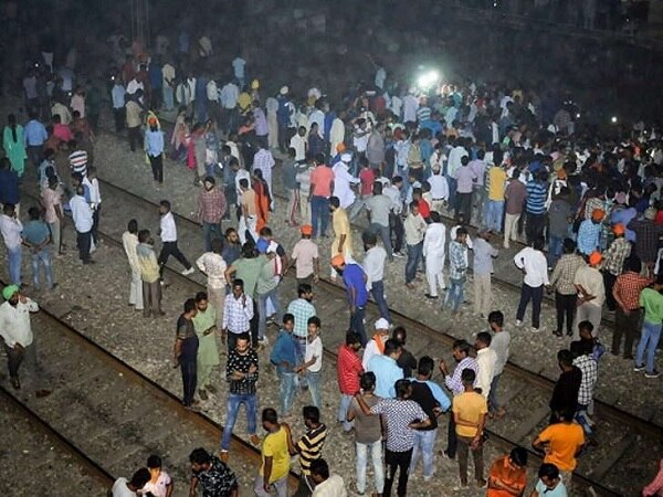 અમૃતસર: પંજાબના અમૃતસરમાં દશેરાના દિવસે મોટી દુર્ઘટના બની છે. અમૃતસરના જોડા ફાટક પાસે દેશેરાનો ઉત્સવ ઉજવી રહેલા લોકો ટ્રેનની ઝપેટમાં આવી જતાં 61થી વધુ લોકોનાં મોત નિપજ્યાં છે. રાવણ દહન વખતે પૂતળાને આગ લગાવવામાં આવી હતી ત્યારે દોડધામ મચી ગઈ હતી અને તેની વચ્ચે લોકો રેલવે ટ્રેક પર આવી ગયા હતા. તે સમયે જ અચાનક પૂરપાટ દોડતી ટ્રેન આવી ગઈ હતી અને લોકો તેની ઝપેટમાં આવી ગયા હતા.