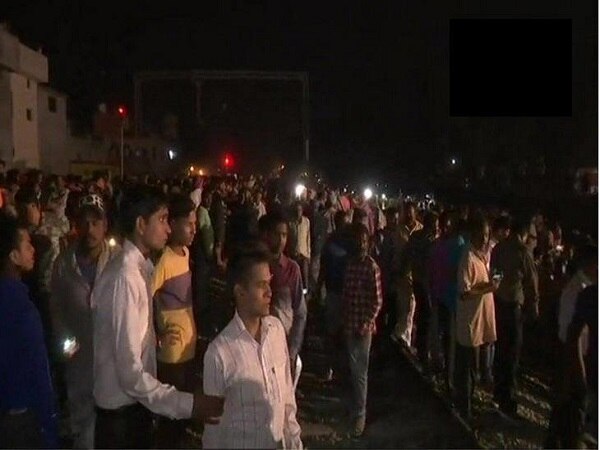 અમૃતસર: પંજાબના અમૃતસરમાં દશેરાના દિવસે મોટી દુર્ઘટના બની છે. અમૃતસરના જોડા ફાટક પાસે દેશેરાનો ઉત્સવ ઉજવી રહેલા લોકો ટ્રેનની ઝપેટમાં આવી જતાં 61થી વધુ લોકોનાં મોત નિપજ્યાં છે. રાવણ દહન વખતે પૂતળાને આગ લગાવવામાં આવી હતી ત્યારે દોડધામ મચી ગઈ હતી અને તેની વચ્ચે લોકો રેલવે ટ્રેક પર આવી ગયા હતા. તે સમયે જ અચાનક પૂરપાટ દોડતી ટ્રેન આવી ગઈ હતી અને લોકો તેની ઝપેટમાં આવી ગયા હતા.