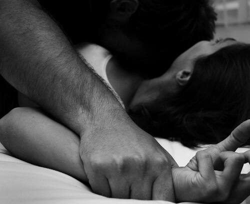 જોકે તેણે બંને તરૂણીને બે યુવાનોને સોંપી દીધી હતી. રાહુલ અને અન્ય એક યુવાન બંને તરૂણીને ગારખડી ગામના જંગલમાં સુમસામ જગ્યાએ લઈ ગયા હતા જ્યાં બન્ને તરૂણીના કપડાં કાઢીને તેમની પર બળાત્કાર ગુજાર્યો હતો. 