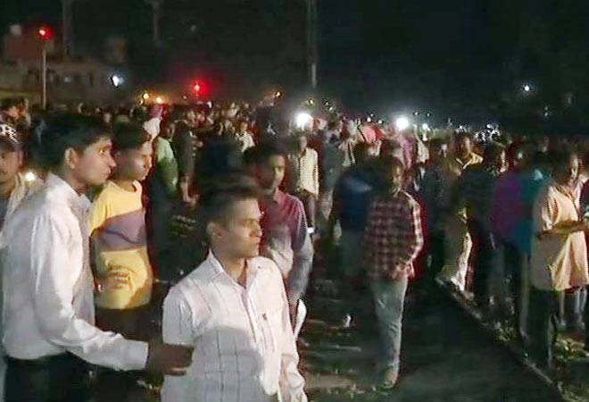 નવી દિલ્હીઃ દશેરાના પ્રસંગે રાવણ દહન જોઇ રહેલી લોકોની ભીડ પર ટ્રેન ચઢી ગઇ જેમાં 60 લોકોએ પોતાનો જીવ ગુમાવ્યો હતો. હવે આ મામલે DRMએ ખુલાસો કર્યો છે કે, ડ્રાઇવરે ટ્રેક પર લોકોની ભીડા જોઇ છતાં કેમ ટ્રેન ન હતી રોકી. 