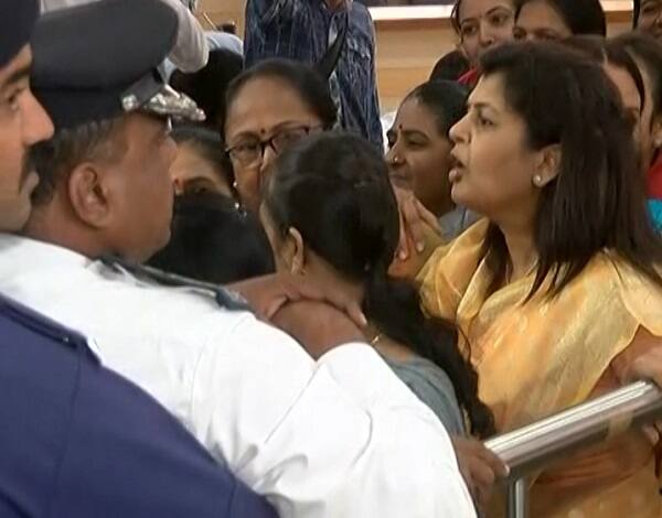 જો 20 ઓક્ટોબરના બોર્ડમાં પણ તેઓ ગેરહાજર રહે તો તેમની સામે ગેરલાયક ઠેરવવાની કાર્યવાહી થઈ શકે તેમ હતી પરંતુ તેવું થયું નહોતું. કોંગ્રેસના અન્ય કોઈ કોર્પોરેટર ગેરલાયક ન થાય તે માટે વિપક્ષી નેતા અને દંડકે વ્હીપ જાહેર કરી કોર્પોરેટરોને સમયસર હાજર રહેવા આદેશ કર્યો હતો.