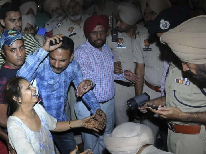 પંજાબ સરકારનું કહેવું છે કે, અમૃતસરમાં રાવણ દહન જોઈ રહેલાં લોકો બે ટ્રેનની અડફેટે આવી ગયા હતા તેમાં રેલવે વિભાગની કોઈ ભૂલ નથી. ઘટના પછી અમૃતસર પહોંચેલા રાજ્યમંત્રી મનોજ સિન્હાએ શનિવારે કહ્યું કે, આ દુર્ઘટનામાં રેલવે વિભાગની કોઈ ખામી નથી. રેલવે પ્રશાસનને આ આયોજનને કોઈ માહિતી આપવામાં આવી નથી. ત્યાંના સ્થાનિક પ્રશાસનના અગ્રણી અધિકારીએ પણ કહ્યું કે, આ પ્રમાણેના કોઈ આયોજનને મંજૂરી આપવામાં આવી નથી. જ્યારે સ્થાનિક પ્રશાસનને જ રાવણ દહનના કાર્યક્રમ વિશે જાણ નથી તો રેલવે વિભાગને કેવી રીતે ખબર હોય?