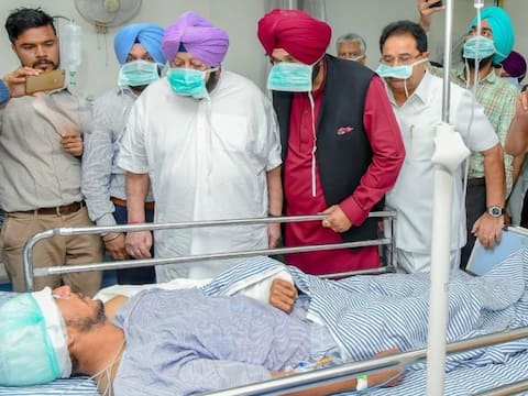 ટ્રેન અકસ્માતના 16 કલાક બાદ અમૃતસર પહોંચ્યા CM અમરિંદર સિંહ ટ્રેન અકસ્માતના 16 કલાક બાદ અમૃતસર પહોંચ્યા CM અમરિંદર સિંહ
