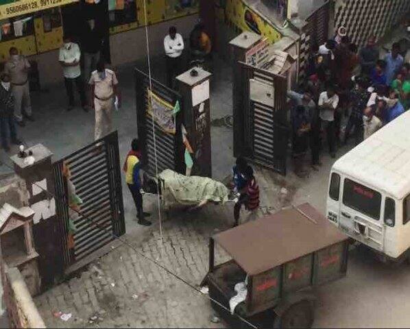 ફરીદાબાદ: હરિયાણાના ફરીદાબાદની દયાલબાગ કૉલોનીના એક ઘરમાં 4 લોકોએ પોતાની જાતને ફાંસી લગાવવાની ઘટનાએ સૌને ચોકાવી દિધા છે. એક જ પરિવારની ત્રણ બહેનો અને એક ભાઈએ ફાંસી લગાવી આત્મહત્યા કરી લીધી છે. દયાલબાગ કૉલોનીના સી-31 મકાનના ગ્રાઉન્ડ ફ્લોર પરથી લોહી બહાર આવી રહ્યું હતું. લોકોએ પોલીસને જાણ કરી હતી. પોલીસને 3 બહેન અને એક ભાઈની વટકતી લાશ મળી હતી. 