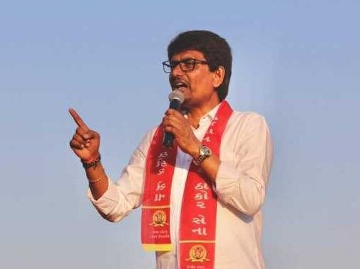 બનાસકાંઠા: ગુજરાતમાં પરપ્રાંતિયોને લઈને ચાલી રહેલું રાજકારણ થોભવાનું નામ લઈ રહ્યું નથી. ત્યાં થોડા દિવસ અગાઉ ઉત્તર પ્રદેશમાં અલ્પેશ ઠાકોર પર એક કરોડ રૂપિયાના ઈનામની જાહેર કરવામાં આવી હતી. મહારાણી પદ્માવતી યુથ બ્રિગેડે અલ્પેશ ઠાકોર માટે મોટા ઈનામની જાહેરાત કરી હતી. આ મુદ્દા પર અલ્પેશ ઠાકોરે પહેલી વખત જાહેરમાં પોતાની પ્રતિક્રિયા આપી હતી.