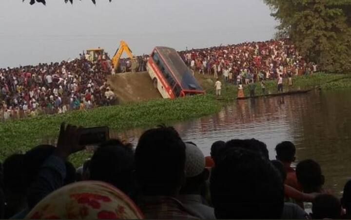 બસ તળાવમાં ખાબકતા 7ના મોત થયા છે જ્યારે અન્ય 20 લોકો ગંભીર રીતે ઘાયલ થયા છે. તમામ ઘાયલોને હોસ્પિટલમાં ખસેડવામાં આવ્યા છે. આ દુર્ઘટનામાં ગંભીર રીતે ઘાયલ કેટલાક લોકોને ગુવાહાટી મેડિકલ કોલેજ હોસ્પિટલમાં રિફર કરવામાં આવ્યા છે. જાણકારી મુજબ મૃતકોની સંખ્યામાં વધારો થઈ શકે છે. 