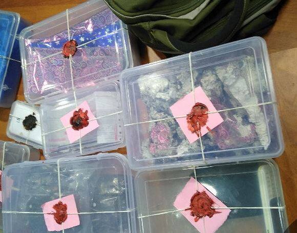 ઓરાપીએ ત્રણ મહિના સુધી પોતાના ઘરે જ બોમ્બ બનાવ્યો હતો. આ બોમ્બ ઘરના સભ્યોથી છુપાવીને રાખવામાં આવ્યો હતો. આ બૉમ્બની તીવ્રતા 8 જીલેટિન 9 ડિટોનેટર હતા. જો બોમ્બ ફૂટ્યો હોત તો આખો પરિવાર મોતને ભેટતો. 1998/99 વખતે જે બોંમ્બ બનાવાયો હતો તેમાં 4 ડિટોનેટર હતા.