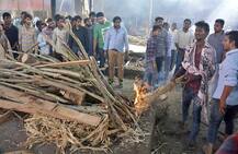 અમૃતસર રેલ દુર્ઘટનાઃ પરિવારજનોના આક્રંદ વચ્ચે અગ્નિ સંસ્કાર કરાયા, લાકડાં પણ ખુટી પડ્યા, આ રહી તસવીરો