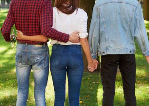 કોર્ટ સંકુલમાંથી જાણવા મળ્યું હતું કે, સ્વરૂપવાન પરિણીત મહિલાનો પતિ દેખાવે સામાન્ય હતો જ્યારે સિલાઈકામ કરતો પ્રેમી દેખાવડો હતો અને ઘરની સામે જ રહેતો હતો. જેથી બંનેની આંખો મળી ગઈ હતી. બંને અવારનવાર મળતા હતા અને બંનેએ સાથે રહેવાનું નક્કી કર્યું હતું.