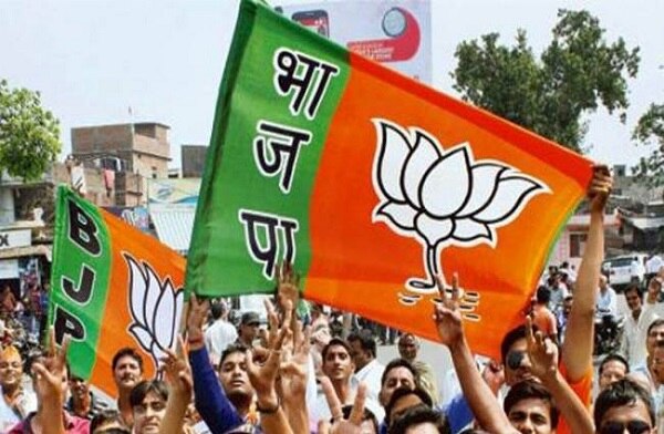 રાયપુરઃ શનિવારે ભારતીય જનતા પાર્ટીએ છત્તીસગઢમાં મુખ્યમંત્રી પદ માટે રમણસિંઘનું નામ જાહેર કર્યું હતું. આ સાથે જ પાર્ટી તરફથી ઉમેદવારની પ્રથમ યાદી પણ જાહેર કરાઈ છે. આ યાદીમાં બીજેપીએ વર્તમાન મંત્રી સહિત 14 ધારાસભ્યને ટીકિટ કાપવામાં આવી છે. બીજેપી તરફથી 77 ઉમેદવારની યાદી જાહેર કરવામાં આવી છે. છત્તીસગઢમાં નવેમ્બરમાં બે તબક્કામાં વિધાનસભાની ચૂંટણી યોજાવાની છે.