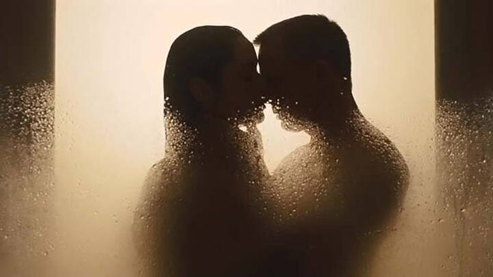 માહિતી પ્રમાણે બન્ને છેલ્લા એક દોઢ મહિનાથી ફોન અને વોટ્સએપથી સંપર્કમાં હતા અને શનિવારે મહિલા રાજકોટથી મળવા માટે આવી હતી. મહિલાના કેહવા મુજબ શનિવારે તે રોજકોટથી સુરત આવી હતી અને પલસાણાના ટી પોઈન્ટ પાસે ભૂલી પડી ગઈ હતી ત્યારે ગભરુ ભરવાડ કાર લઇને તેની પાસે આવ્યો હતો અને મદદ કરવાને બહાને એક ફાર્મ હાઉસમાં લઇ ગયો હતો ત્યાં પેહલેથી બીજા બે જણા દારૂ પી રહ્યા હતા અને આ ત્રણેયએ મળીને મહિલા પર દુષ્કર્મ આચર્યું હતું. બાદમાં ગેંગરેપ નહીં પરંતુ માત્ર ગભરુએ જ દુષ્કર્મ કર્યુ હોવાની વાત મહિલાએ પોલીસને કહી હતી.