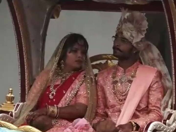 પુત્રના સંન્યાસ માર્ગ લેવાના નિર્ણય પર પિતા ભરતભાઈએ યશને એક લાખની બાઇક ખરીદીને આપી. દર વખતે મોંઘીદાટ કાર જેવી કે જગુઆર, ઓડી, મર્સીડીઝ તેમ જ મોંઘા ફોનની લાલચ આપી અને કહ્યું કે, સંસારનો ત્યાગ ન કરે. સાથે આયૂષી જ્યારે આચાર્ય યશોવર્મસૂરિ મહારાજના પ્રવચનમાં ગઈ તો તેને દીક્ષાનો વિચાર આવ્યો. ત્યાર બાદ આયૂષીનું ધ્યાન અભ્યાસમાં લાગતું નહતું. યશે પણ ધો. 12નો અભ્યાસ કર્યા બાદ બે વર્ષ સુધીવિહાર કર્યો છે.