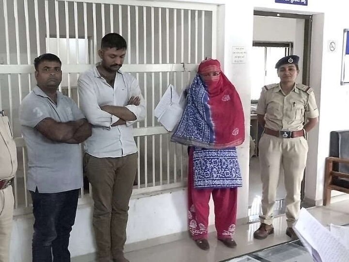 જૂનાગઢ: શહેરમાં ફરી એકવાર હનીટ્રેપની ઘટના સામે આવી છે. બે મહિના પહેલા અમરેલીથી આવેલા 3 મિત્રો હનીટ્રેપમાં ફસાયા હતાં. નકલી પોલીસ બનીને ત્રાટકેલા બે શખ્સોએ તેમને મારી નાખવાની અને વીડિયો વાયરલ કરવાની ધમકી આપી 5 લાખ રૂપિયા પડાવી લીધા હતાં.
