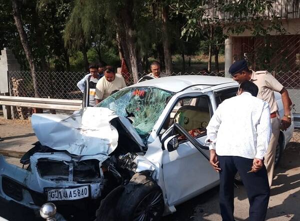 કાર અને બોલેરોનો અકસ્માત થતાં લોકો દોડી આવ્યા હતા અને બચાવ કામગીરી શરૂ કરી હતી. જ્યારે અકસ્માતને કારણે ટ્રાફિકજામ પણ થઈ ગયો હતો. 