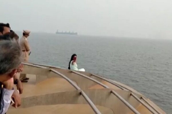 સેલ્ફી સ્ટંટ જોઈને સુરક્ષા અધિકારીઓના હોશ ઉડી ગયા હતાં. અમૃતા ફડણવીસ જ્યાં ઉભી હતી ત્યાં પાણી બહુ જ નજીક હતું. 