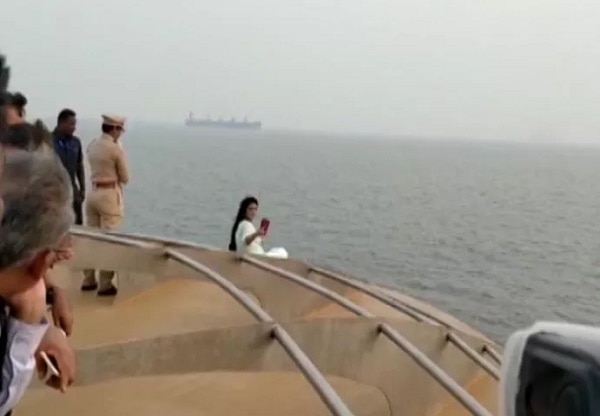 ક્રુઝ પર હાજર અમૃતાના બોડીગાર્ડ અને ડીસીપી રશ્મિ કરંદીકર તેમને આ જીવના જોખમે સ્ટંટ કરવાથી રોકવાની કોશીશ કરી હતી. પરંતુ અમૃતાએ સેલ્ફી લેવાના ચક્કરમાં પોતાનો જીવ જોખમાં મુકી દીધો હતો અને અધિકારીઓ પણ ટેન્શનમાં મુકાઈ ગયા હતાં.