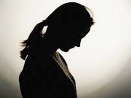 પ્રાપ્ત વિગતો મુજબ, અમરેલીના ચીતલમાં રહેતા 3 મિત્રો મહેશભાઈ ઉમીયાશંકર જોષી, મનસુખભાઈ બાલાભાઈ માંગરોલીયા અને અશ્વિનભાઈ વલ્લભભાઈ મિસ્ત્રીએ બે મહીના પહેલા બીલખા રામનાથ મહાદેવના દર્શનનો પ્લાન બનાવ્યો હતો. જો કે રામનાથ મહાદેવના દર્શન પતાવી મનસુખભાઈએ જૂનાગઢની સ્ત્રી મિત્ર રેખાને મળવાની ઈચ્છા જાહેર કરતા ત્રણેય જૂનાગઢ આવ્યા નીકળ્યા હતાં. 