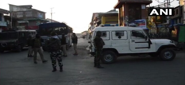 જમ્મુ કાશ્મીરના ડીજીપી દિલબાગ સિંહે જણાવ્યું કે બારામૂલા પાસે નાકાબંધી દરમિયાન કેટલાક લોકોની હરકત સંગિગ્ધ જોવા મળી હતી. જ્યારે સુરક્ષાદળોએ એકની પાસે ઓળકપત્ર માંગ્યું તો તેણે બંદૂક કાઢી ગોળીઓ ચલાવવાનું શરૂ કર્યું હતું. તેને ત્યાં જ ઠાર કરવામાં આવ્યો હતો. ત્યારબાદ તેનો બીજો સાથી ભાગ્યો હતો તેનો પીછો કરી તેને પણ ઠાર કરવામાં આવ્યો હતો. 