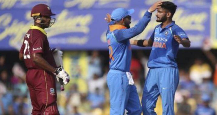 ભારતીય ટીમે ગઈકાલે જ 12 ખેલાડીઓના નામ જાહેર કરી દીધા હતા. ગુવાહાટીમાં ભારતીય ટીમઃ વિરાટ કોહલી(કેપ્ટન), રોહિત શર્મા (વાઇસ કેપ્ટન), શિખર ધવન, અંબાતી રાયડૂ, રિષભ પંત, મહેન્દ્ર સિંહ ધોની, રવિન્દ્ર જાડેજા, યુઝવેન્દ્ર ચહલ, મોહમ્મદ શમી, ઉમેશ યાદવ, ખલીલ અહમદ