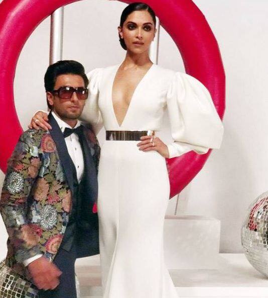 મુંબઈઃ બોલીવુડના ચર્ચિત કપલ દીપિકા પાદૂકોણ અને રણવીર સિંહના લગ્નની તારીખ જાહેર થઈ ગઈ છે. દીપિકાએ સોશિયલ મીડિયા પર સ્પેશિયલ કાર્ડ શેર કરીને લગ્નની તારીખ જણાવી છે.