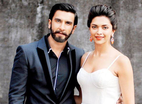 દીપિકા અને રણવીરનો લગ્ન સમારંભ 14 નવેમ્બર અને 15 નવેમ્બર એમ બે દિવસ સુધી ચાલશે. પરંતુ કાર્ડમાં એક વાતને લઈ સસ્પેન્સ જાળવી રાખવામાં આવ્યું છે. કાર્ડમાં લગ્નનું સ્થળ જણાવવામાં આવ્યું નથી. ઘણા લાંબા સમયથી બંનેના લગ્ન વેન્યૂને લઈ અટકળો થઈ રહી હતી. હવે ફેન્સ બંનેના લગ્નના વેન્યૂના સ્થળની રાહ જોઈ રહ્યા છે.