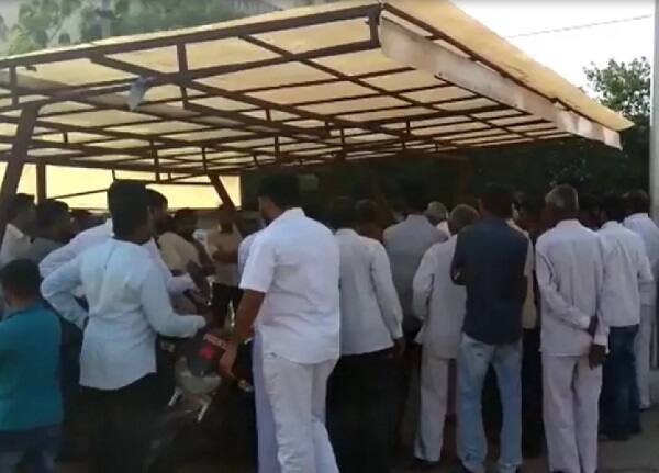 પરંતુ કોઈ કારણોસર ફરિયાદ નોંધવામાં આવી નહોતી. આથી જ્યાં સુધી તમામ લોકો સામે ફરિયાદ નોંધવામાં નહીં આવે ત્યાં સુધી પરિવારજનોએ મૃતદેહ સ્વીકારવાનો ઈન્કાર કર્યો હતો.