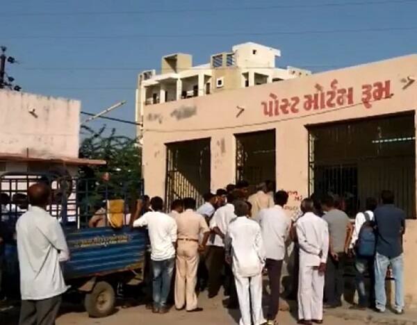 આ અંગે ફરિયાદી અને મૃતકના પત્ની જશુબેન પટેલે 8 જેટલા શખ્સો રમેશભાઈ મહેશ્વરી, રાજુભાઈ મહેશ્વરી, મહેશભાઈ કૈલા, અતુલભાઈ નરશીભાઈ અધારા, તેજસભાઈ ગોરધનભાઈ વરમોરા, ગીરીશભાઈ છગનભાઈ ભીમાણી, મનન ગીરીશભાઈ ભીમાણી અને મુકેશભાઈ પટેલ સામે ફરિયાદ નોંધાવી હતી. આ તમામ આરોપી સામે ફરિયાદ નોંધી પોલીસે તપાસના ચક્રોગતિમાન કર્યા છે. 