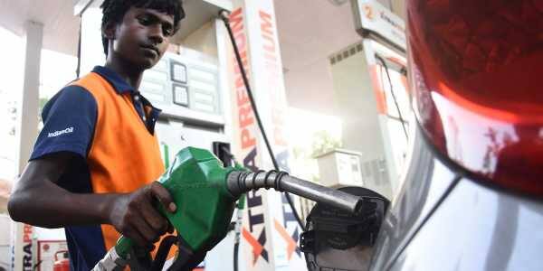 જોકે, કેન્દ્ર સરકારની ઘટાડાની અપીલને નંજરઅંદાજ કરતાં દાવો કર્યો હતો કે, રાજ્યમાં ડિઝલની કિંમત પેટ્રૉલ કરતાં વધી ગઇ છે. રવિવારની કિંમત પ્રમાણે એક લીટર ડિઝલની કિંમત એક લીટર પેટ્રૉલ કરતાં 12 પૈસા વધારે છે. ડિઝલ 80.69 રૂપિયા પ્રતિ લીટર તો પેટ્રૉલ 80.57 રૂપિયા પ્રતિ લીટર વેચાઇ રહ્યું છે. 