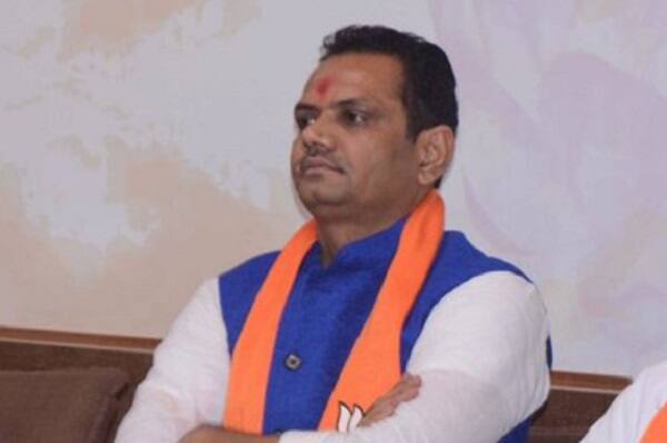 આ અંગે દાનસંગભાઈ મોરીએ જણાવ્યું હતુ કે, મારી સામેના તમામ ખોટા કેસ પરત ખેંચી લેવાનો કરાયેલો વાયદો રાષ્ટ્રીય ભાજપ અધ્યક્ષ અમિત શાહ અને પ્રદેશ ભાજપના અધ્યક્ષ જીતુ વાઘાણી ભૂલી ગયા છે. ચૂંટણી સમયે હાર ભાળી ગયેલા ભાજપે રાજપૂત સમાજનો રોષ ખાળવા ખોટા વાયદા આપી પાછળથી દ્રોહ કર્યો છે.