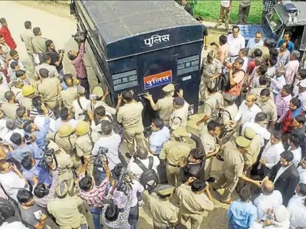 સુરત પોલીસે અનિલને બક્સરની કોર્ટમાં રજૂ કરી 4 દિવસનાં ટ્રાન્ઝિટ રિમાન્ડ મેળવ્યાં છે. જે મંગળવારે પૂરાં થાય છે. સોશિયલ મીડિયા પર પણ બળાત્કારીનું સ્વાગત ‘ગંગાજલ’થી કરવાની વાત વહેતી થયા પછી પોલીસ વધુ સતર્ક બની છે.