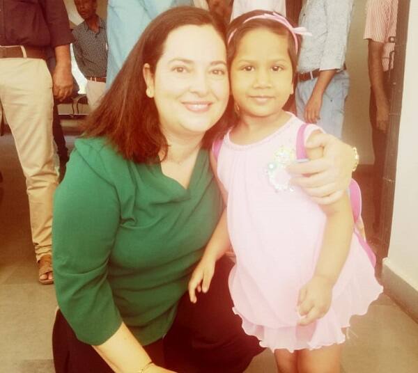 4 વર્ષની નાની હીર પોતાની નવી પેઈન્ટિંગ બુક્સમાં ખોવાઈ ગઈ છે અને અલગ-અલગ ચિત્રોમાં રંગ ભરી રહી છે. હીરને ખબર નથી પણ આ રંગ હવે તેના બેરંગ જીવનમાં પણ ભરાઈ રહ્યા છે. અમદાવાદના શિશુ ગૃહમાં આશ્રય લઈ રહેલી તરછોડાયેલી હીરને સ્પેનની 42 વર્ષીય એના પિલર ગીલ ડે લા પુન્ટેએ દત્તક લીધી છે.