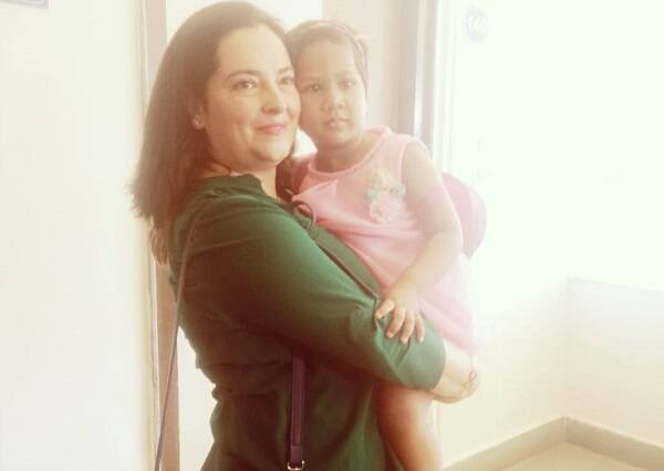 આજથી લગભગ 2 વર્ષ પહેલા અમદાવાદના રસ્તા પર તરછોડાયેલી હીર મળી આવી હતી. જે બાદ તેને અમદાવાદના શીશુ ગૃહ ખાતે મોકલી આપવામાં આવી હતી. પરંતુ હીરના ભાગ્યમાં ઉપરવાળાએ કંઈક અલગ જ લખ્યું હતું અને તરછોડાયેલી હીરને સ્પેનના મેડ્રિડમાં એનાના સ્વરૂપે પાલક માતા મળી ગઈ છે. 