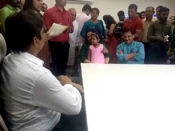 જેમાં કોઈ વિદેશી નાગરીકે બાળકને દત્તક લીધું હોય. આ પેહલાં 2 બાળકોને અમેરિકન નાગરીકો દ્વારા દત્તક લેવામાં આવ્યા છે. પરંતુ આ વખતે હીરના દત્તક લેવામાં ખાસ વાત એ છે કે એના એક સિંગલ મધર છે. જે અનેક વિદેશી ભાષાની જાણકાર હોવાની સાથે ફ્રેન્ચ ભાષાની ટીચર છે.