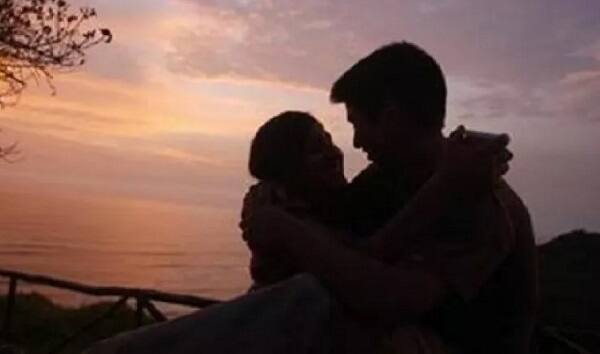 તે દરમિયાન ખેતર માલિક વિક્રમભાઈ કરમશીભાઈ રબારી આવ્યો હતો અને પરિણીતા સુઈ રહી હતી તે ઓરડામાં ગયો હતો જ્યાં પરિણીતા સાથે અડપલાં કરવા લાગ્યો હતો ત્યાર બાદ પરિણીતાને જાનથી મારી નાખવાની ધમકી આપીને તેની સાથે દુષ્કર્મ આચર્યું હતું. દુષ્કર્મ આચરીને તે ત્યાંથી ભાગી ગયો હતો. 