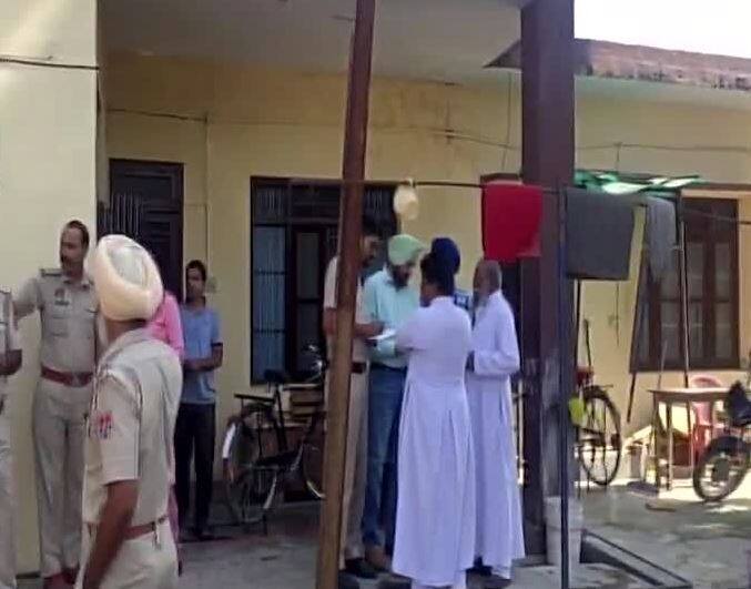 નવી દિલ્હીઃ કેરળના બહુ ચર્ચિત નન રેપ મામલામાં આરોપી બિશપ ફેંકો મુલક્કલ સામે સાક્ષી આપનારા પાદરી કુરિયાકોસ કટ્ઠથારાની શંકાસ્પદ અવસ્થામાં લાશ મળી છે. કુરિયાકોસ પંજાબના હોશિયારપુરના દાસુયા સ્થિત સેંટ પોલ ચર્ચમાં મૃત હાલતમાં મળી આવ્યા હતા. પાદરીના પરિવારજનો દ્વારા હત્યાની આશંકા વ્યક્ત કરવામાં આવી છે.