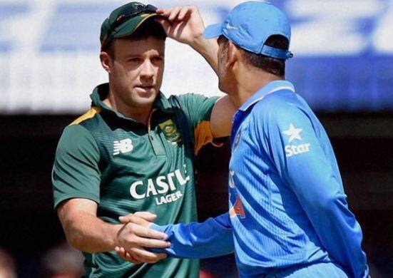 ધોનીએ ઘણીવાર મધ્યક્રમમાં આવી ટીમને સંકટમાંથી બહાર કરી છે. પોતાની કેપ્ટનશીપ દરમિયાન ધોની ભારતીય બેટીંગ લાઈનઅપનો પ્રમુખ સ્તંભ રહ્યો છે. 2017માં ધોનીએ અચાનક કેપ્ટનશીપ કેપ વિરાટ કોહલીને પહેરાવી દિધી. ધોનીએ છેલ્લી નવ મેચમાં 156 રન બનાવ્યા છે. 2018 એશિયા કપમાં પણ ધોની પોતાનો જૂનો રંગ ન દેખાડી શક્યો. ધોની પોતાના ફોર્મના કારણે 2019 વર્લ્ડ કપમાં રમવાને લઈને સવાલો ઉભા થઈ રહ્યા છે. 