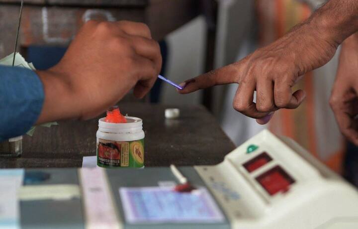 છત્તીસગઢમાં બે તબક્કમાં વોટિંગ યોજાશે. નક્સલ પ્રભાવિત વિસ્તારોમાં 12 નવેમ્બરે પ્રથમ તબક્કાનું મતદાન થશે અને બીજા તબક્કામાં 20 નવેમ્બરે વોટિંગ થશે. પરિણામે 11 ડિસેમ્બરે જાહેર થશે. અહીં મુખ્ય મુકાબલો કોંગ્રેસ અને ભાજપ વચ્ચે છે.